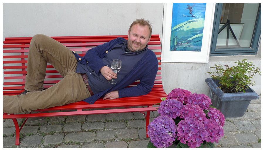Kunstneren utenfor sitt verksted og galleri